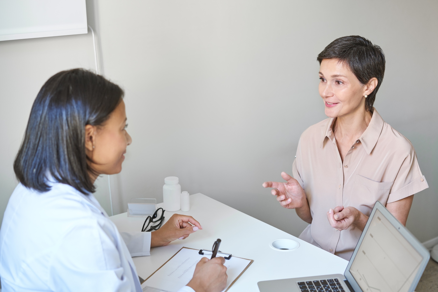 A satisfied older woman talking with a healthcare broker.